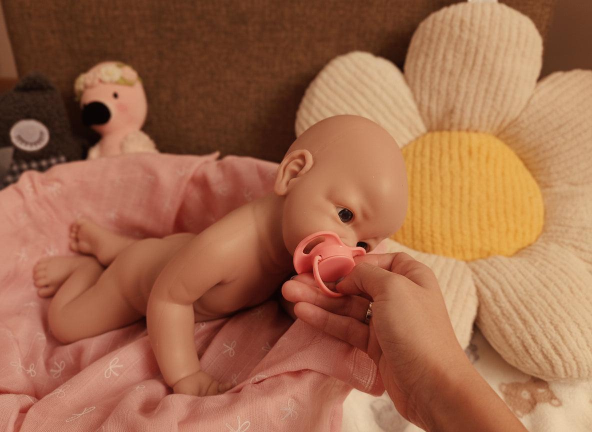 muñeco con chupete rosa