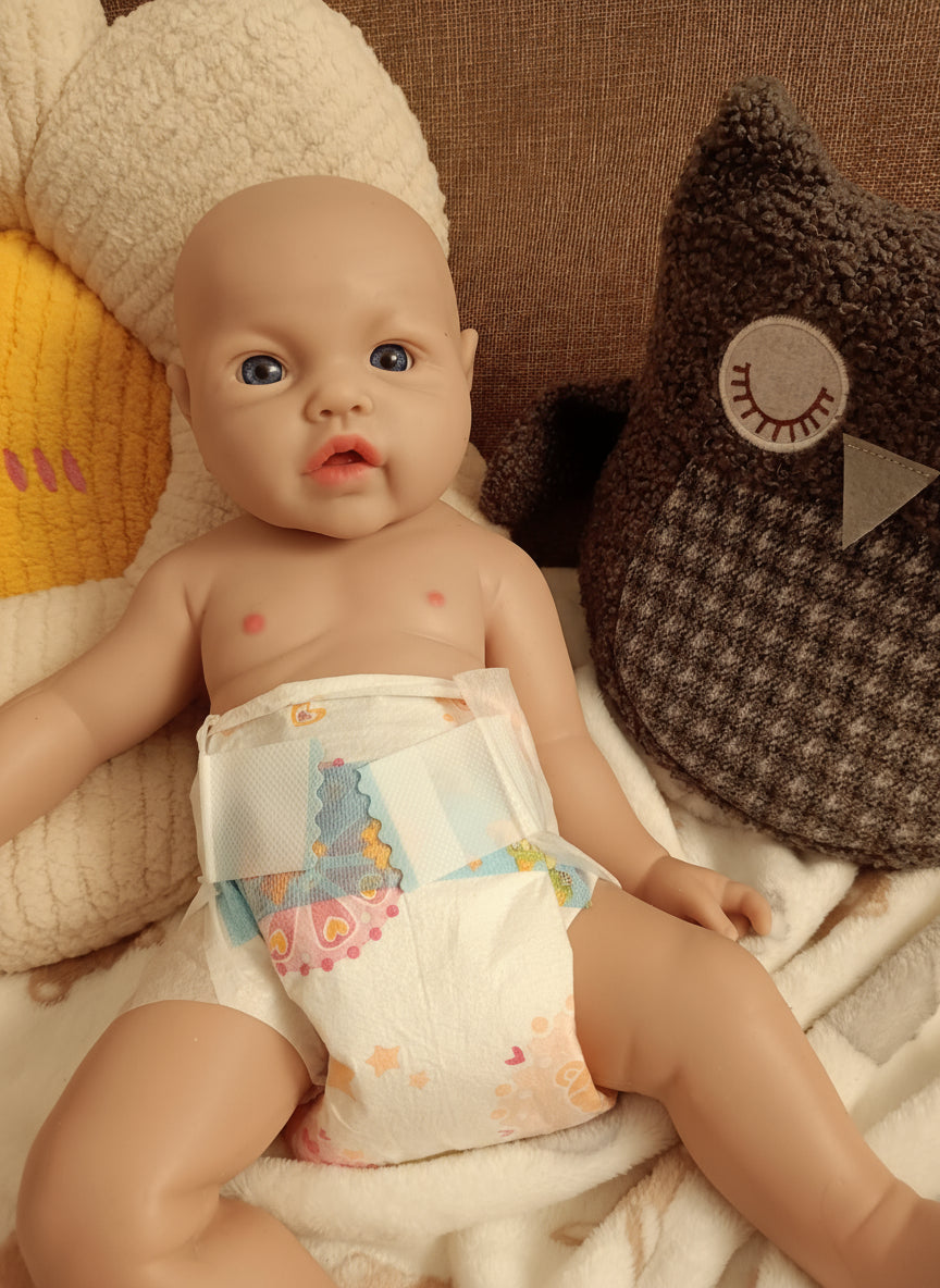 muñeco con pañal y peluche negro