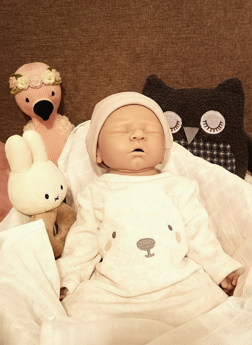 muñeco con ropa blanca