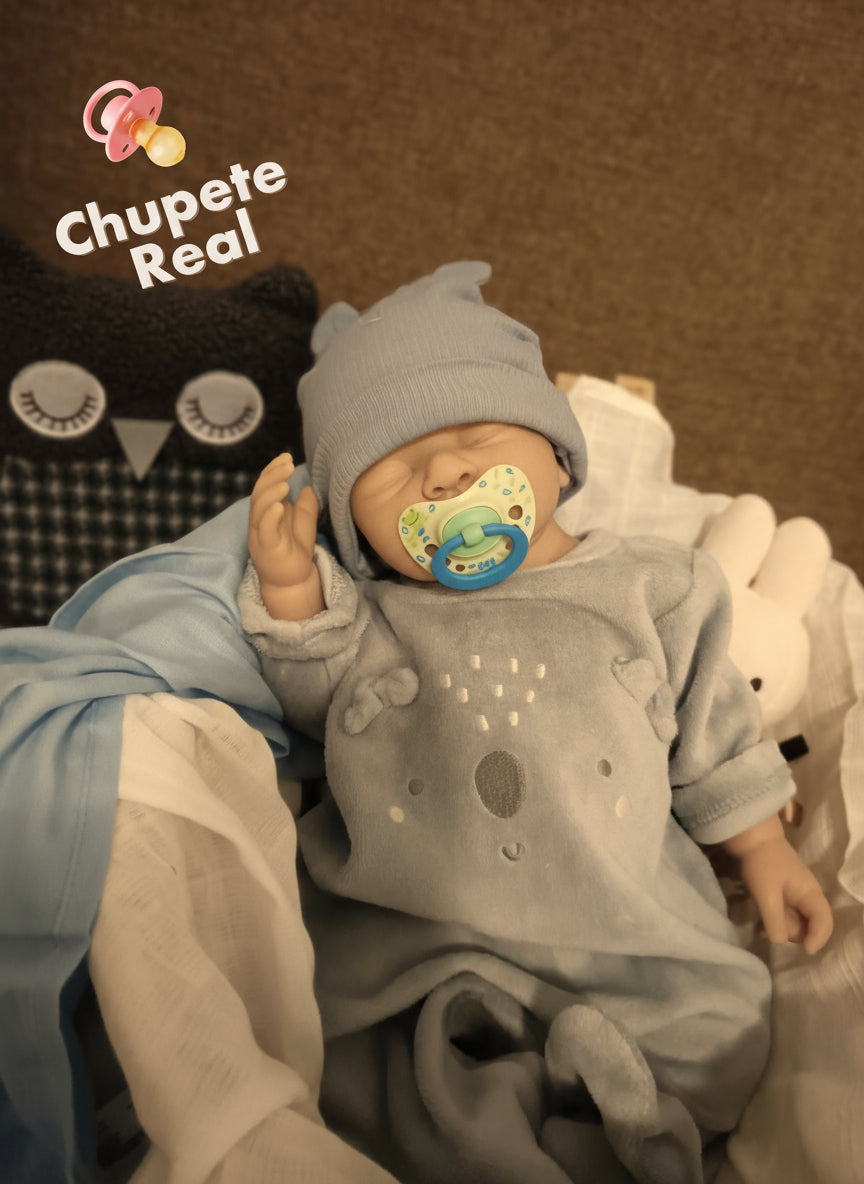 muñeco con ropa gris y chupete