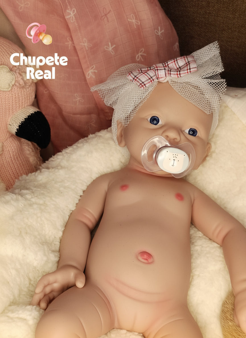 muñeco sobre manta blanca