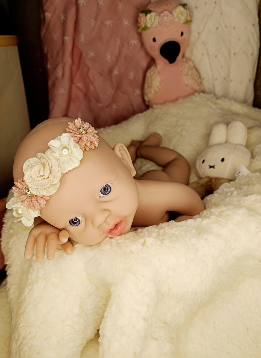 muñeco sobre manta blanca