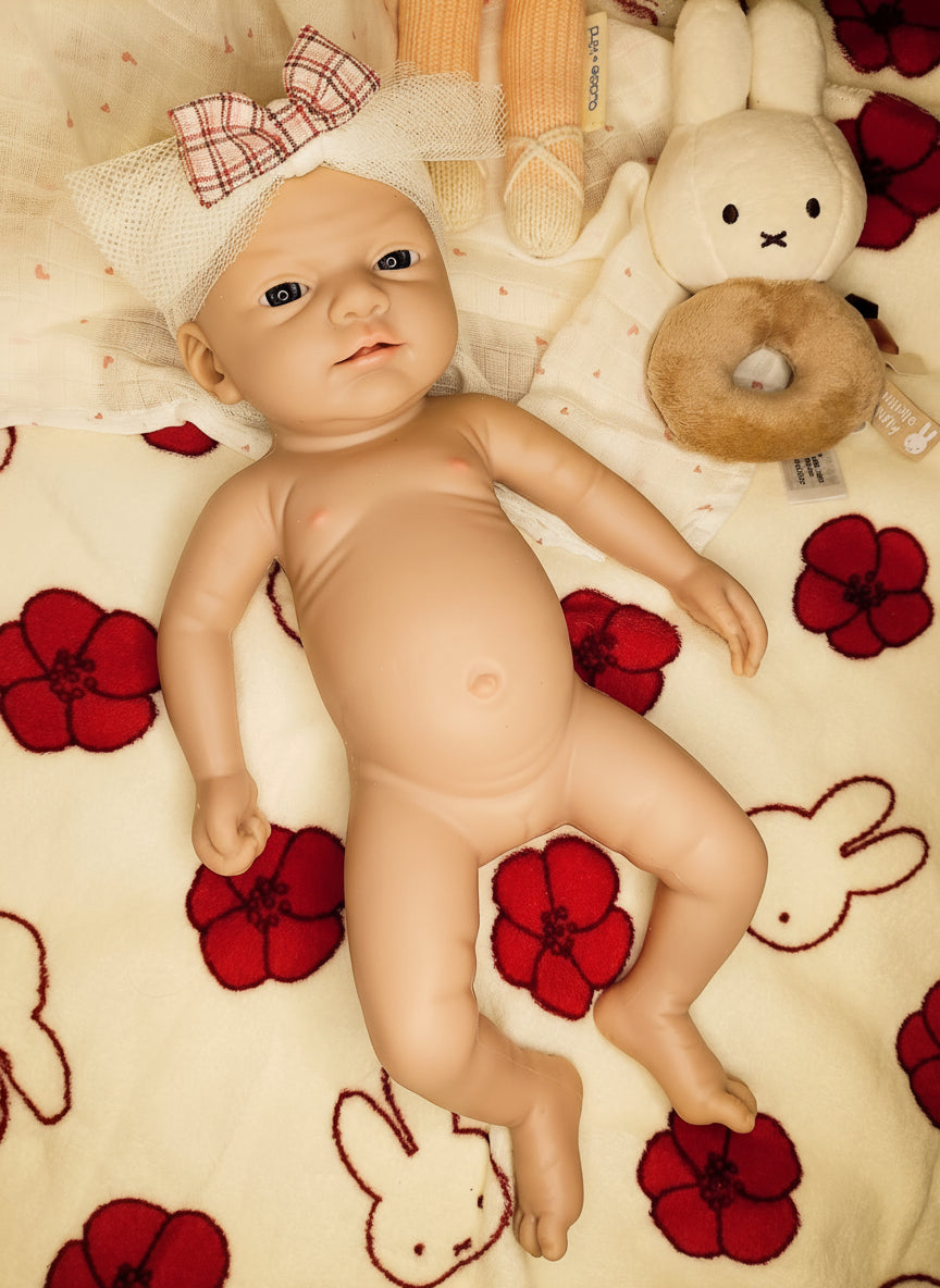 muñeco sobre manta de colores