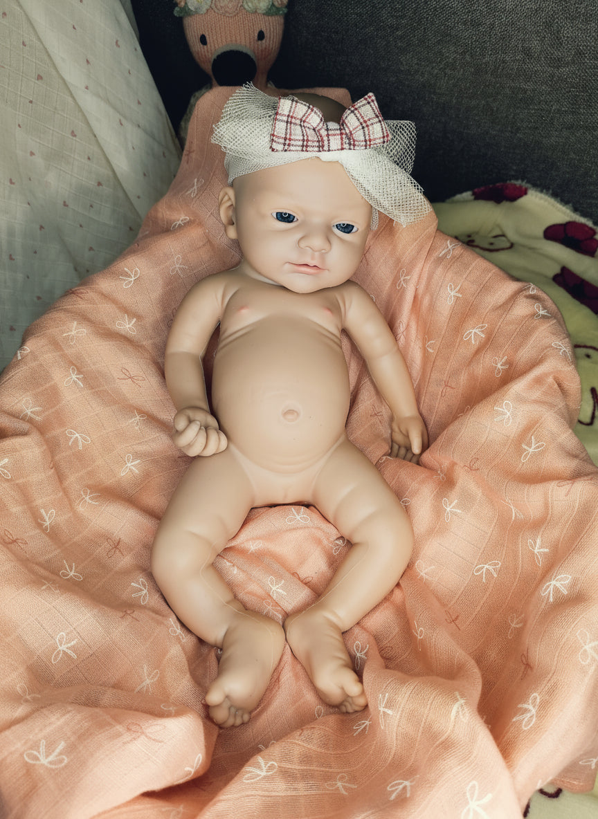 muñeco sobre manta naranja