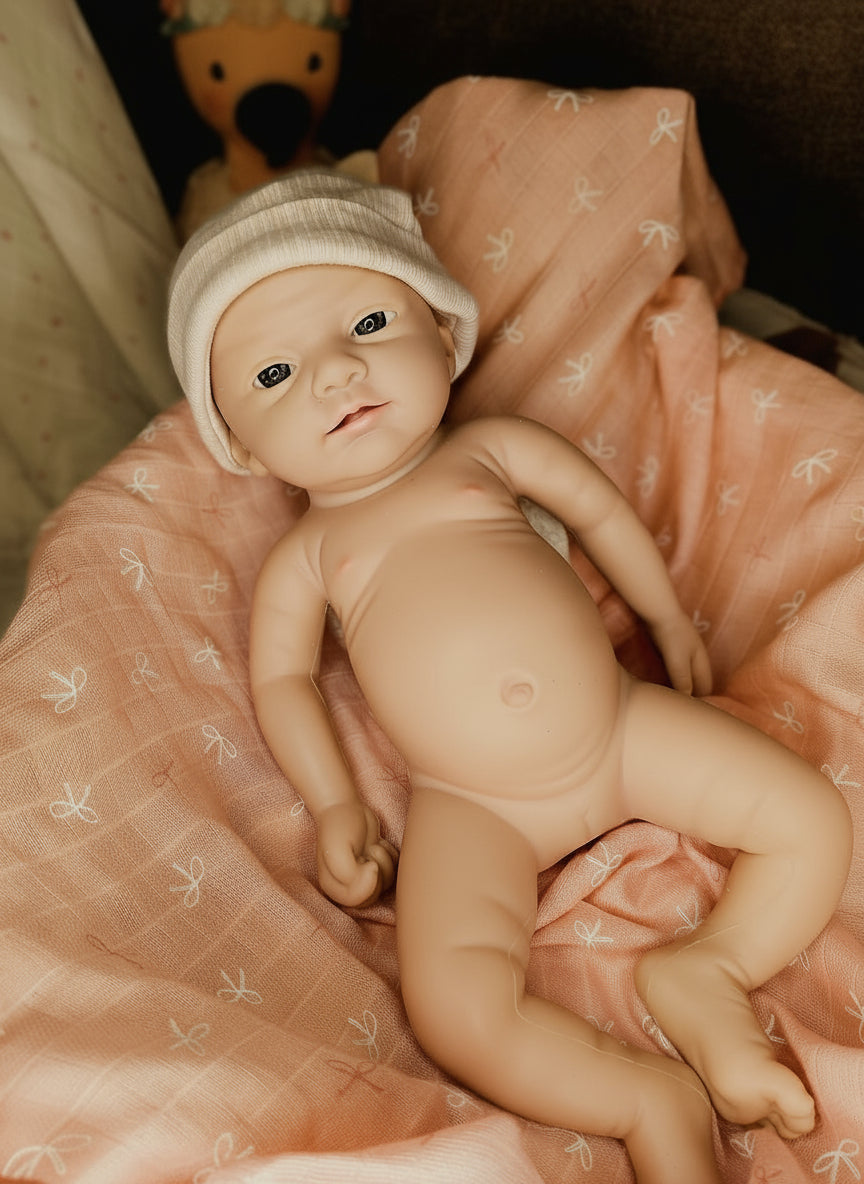 muñeco sobre manta de colores pastel