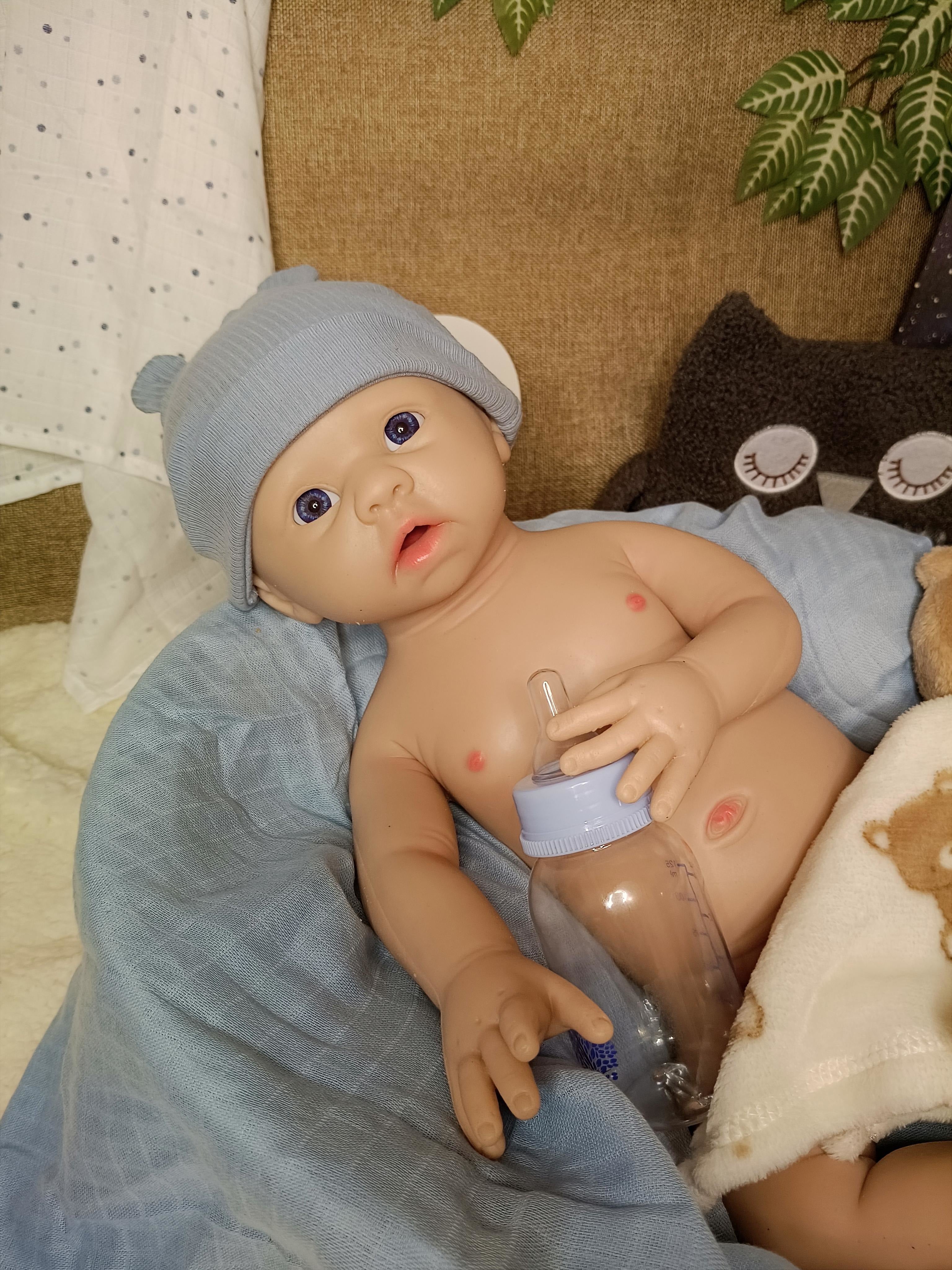 muñeco con biberon y gorro azul