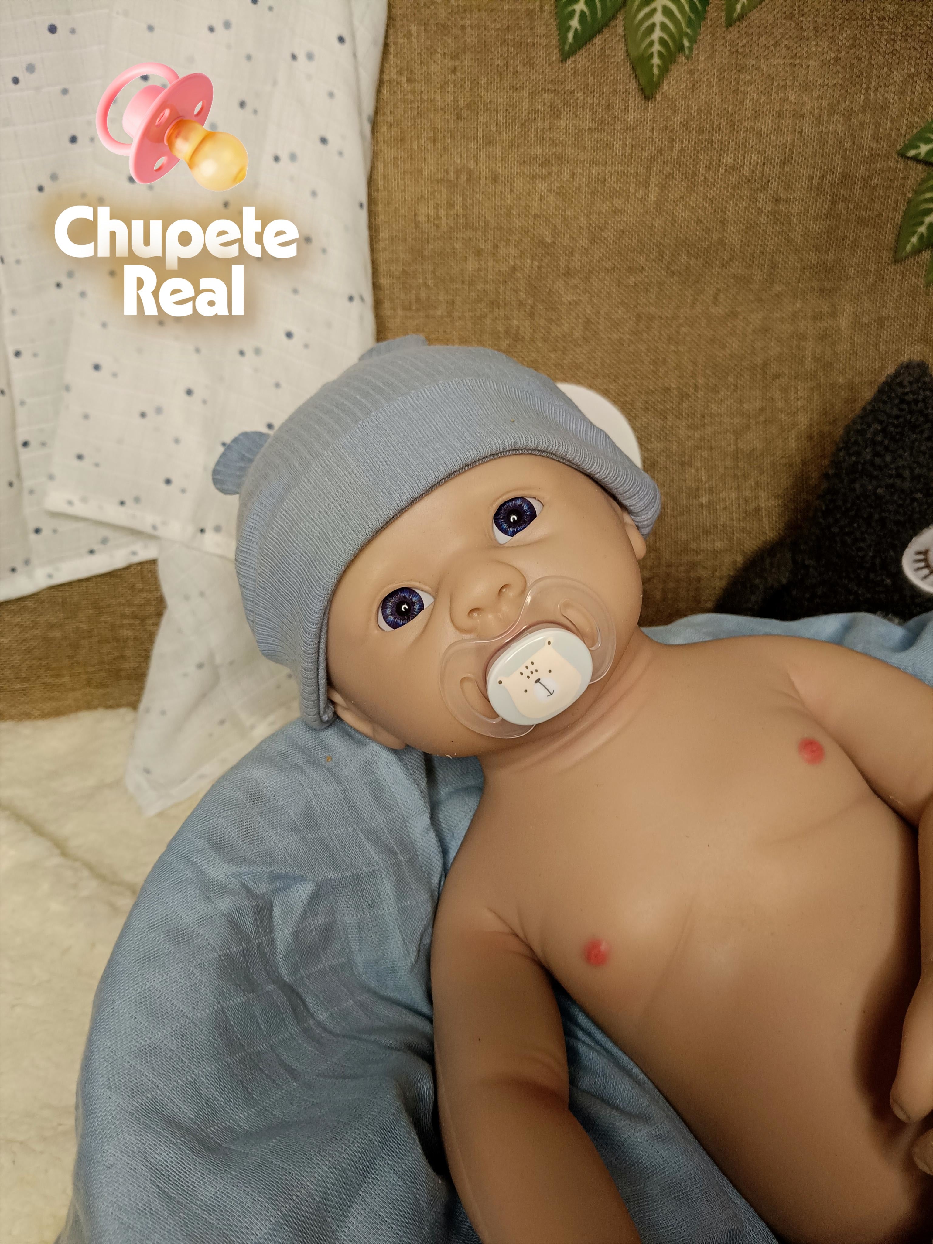 primer plano muñeco con gorro azul