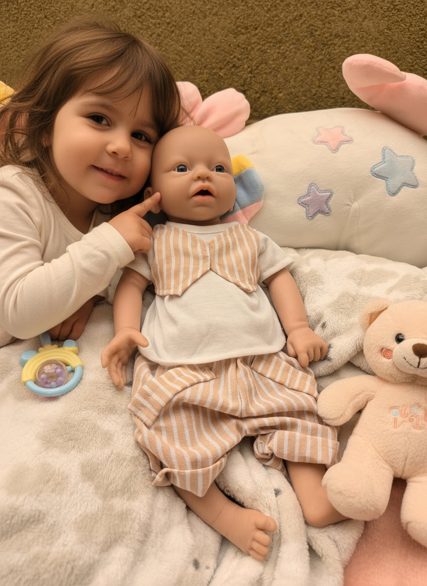 muñeco vestido con traje de rayas marron claro