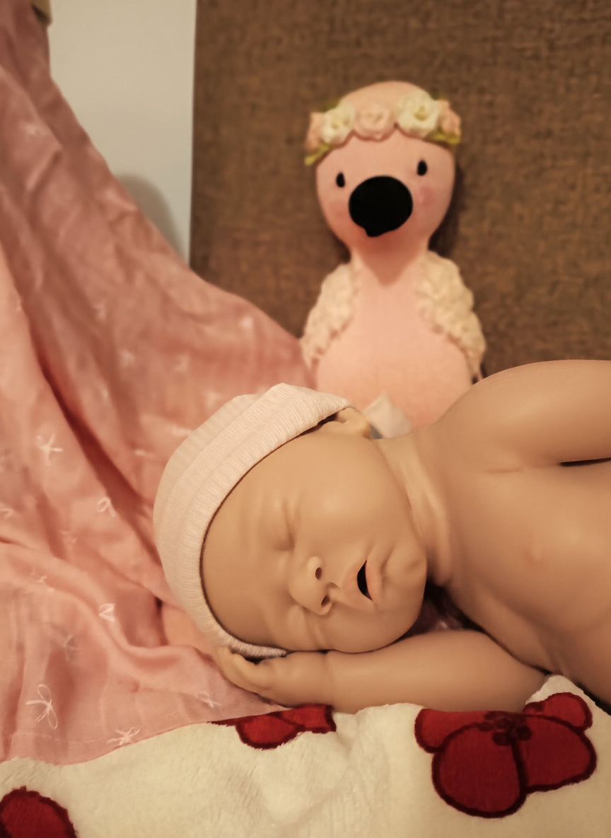 muñeco con peluche rosa